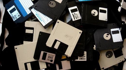 Почему 💾 обозначает Сохранить?