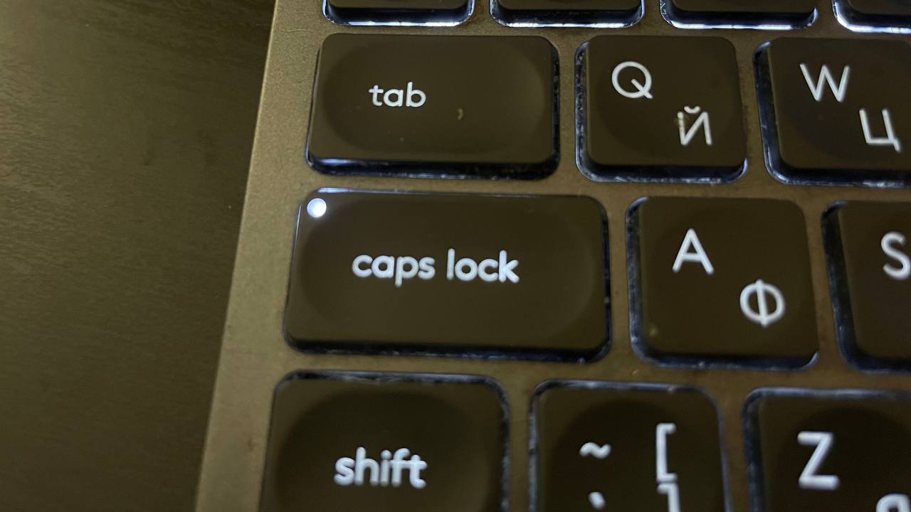 Повесить переключение языка на Caps Lock